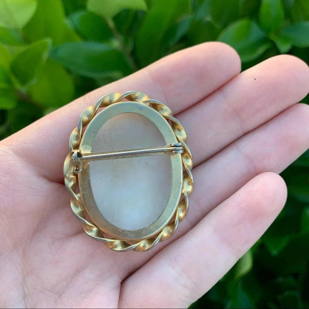 Vintage Cameo Brooch Carved Shell Gold Metal - Picture 2 of 6
